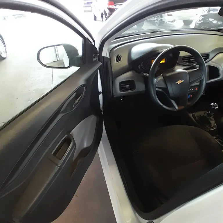 CHEVROLET Onix Hatch - Foto