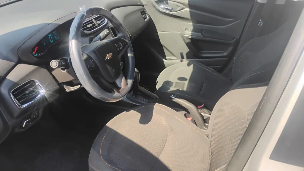 CHEVROLET Onix Hatch - Foto