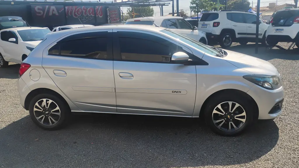 CHEVROLET Onix Hatch - Foto