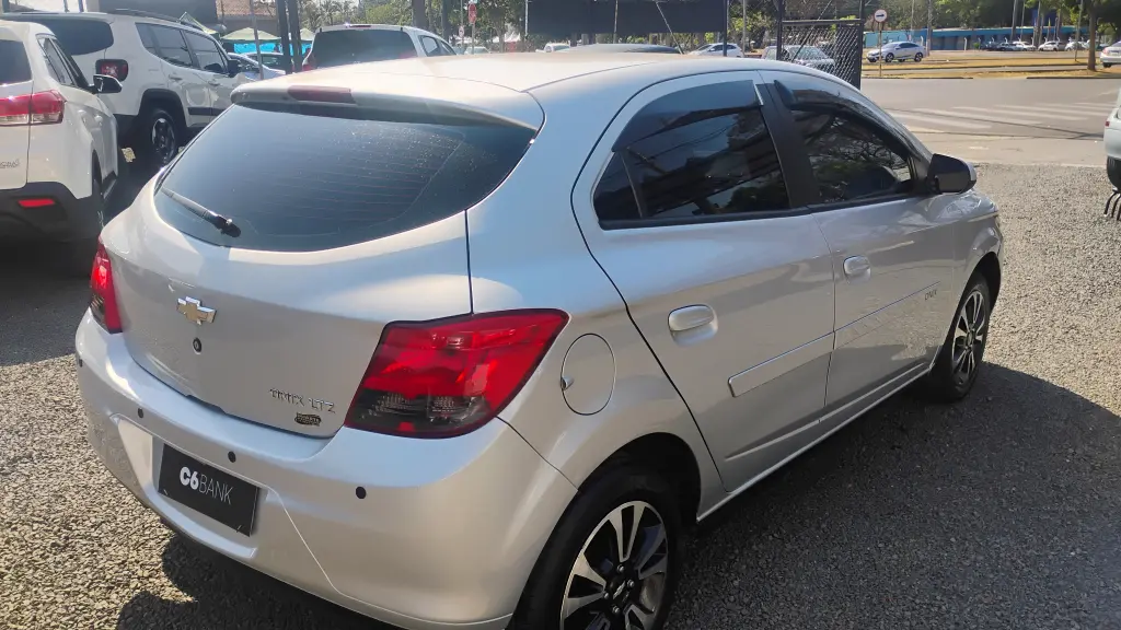 CHEVROLET Onix Hatch - Foto