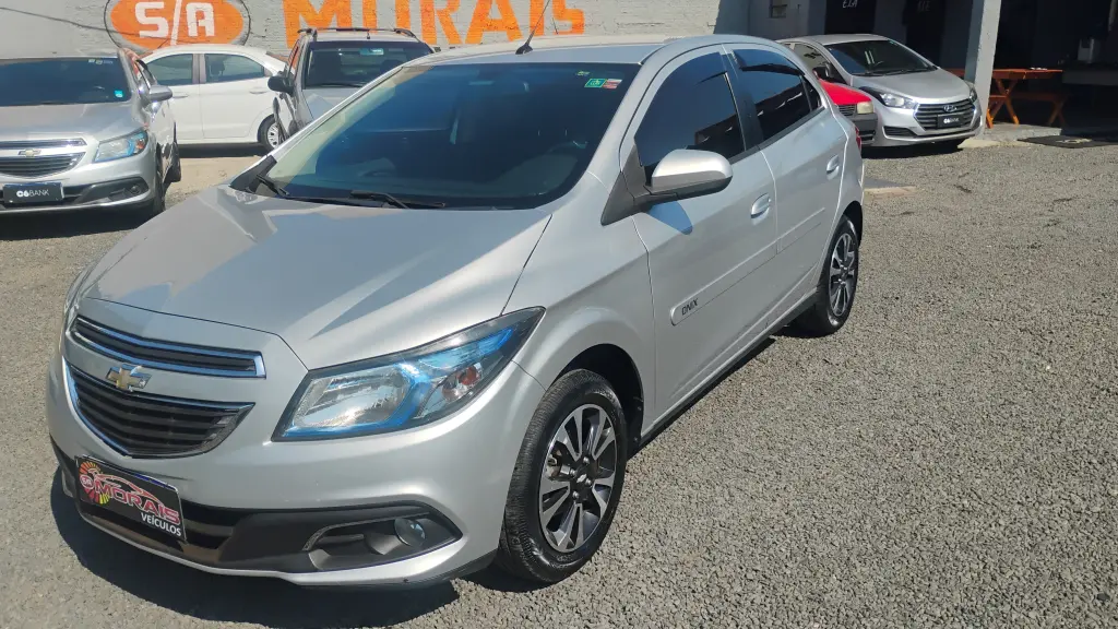 CHEVROLET Onix Hatch - Foto