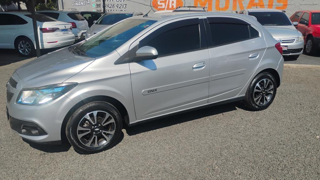 CHEVROLET Onix Hatch - Foto