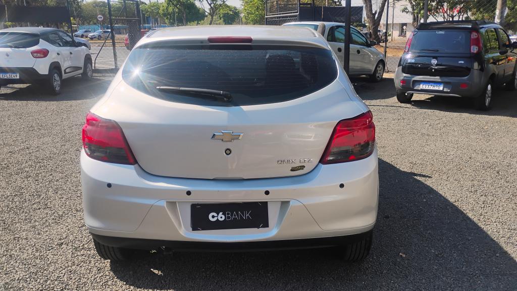 CHEVROLET Onix Hatch - Foto