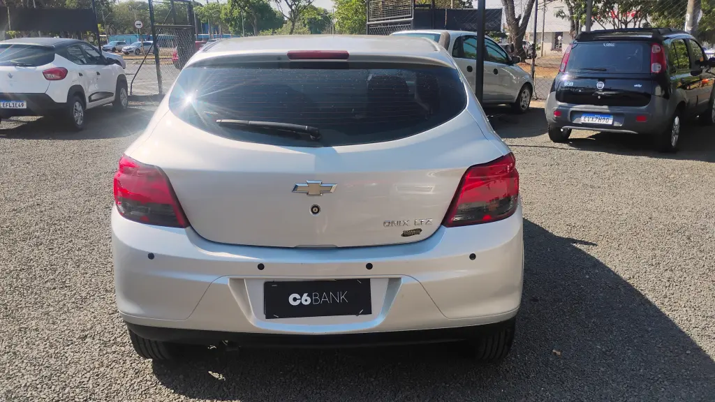 CHEVROLET Onix Hatch - Foto