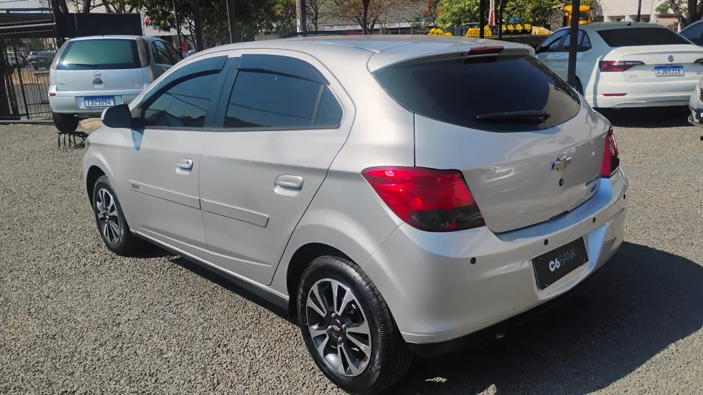 CHEVROLET Onix Hatch - Foto