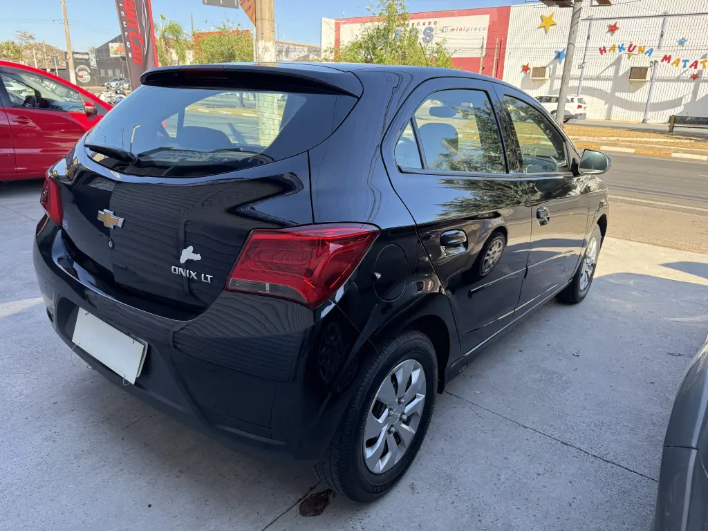 CHEVROLET Onix Hatch - Foto