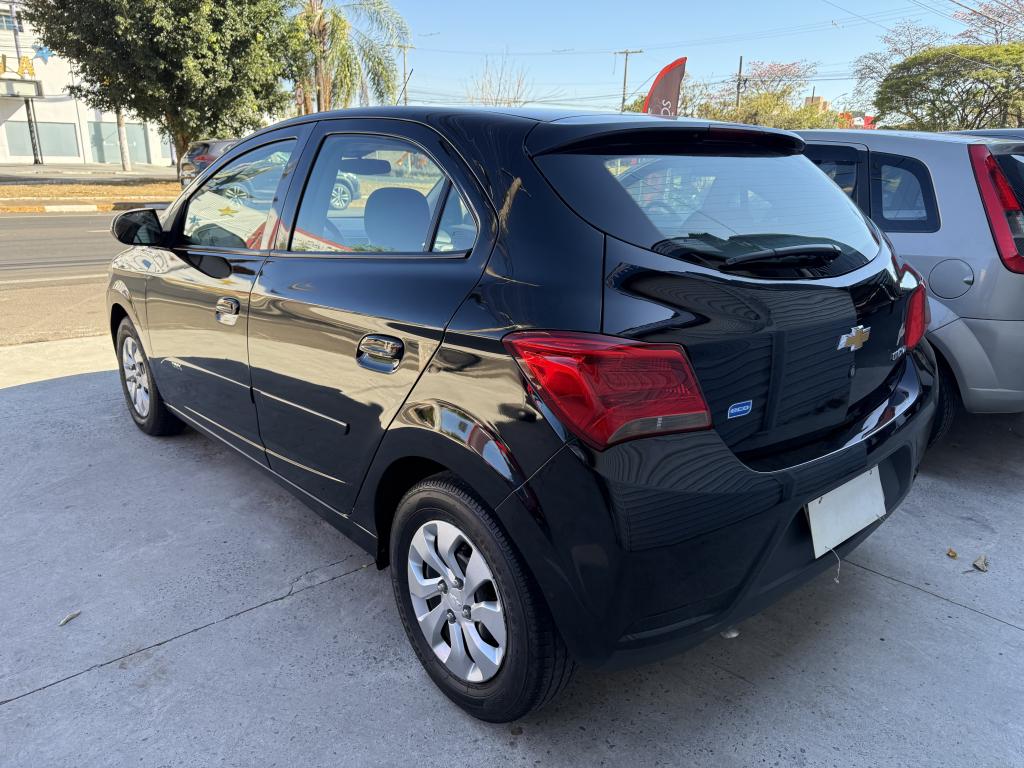 CHEVROLET Onix Hatch - Foto