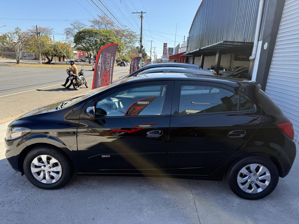 CHEVROLET Onix Hatch - Foto