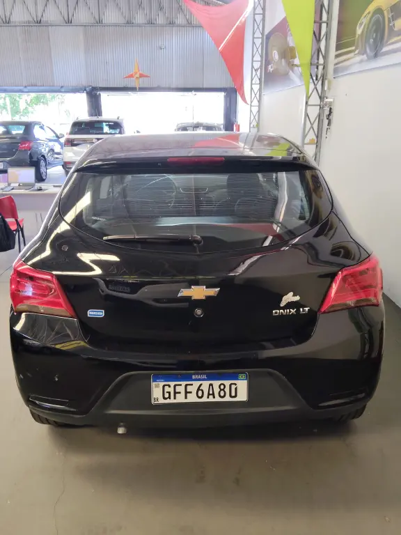 CHEVROLET Onix Hatch - Foto