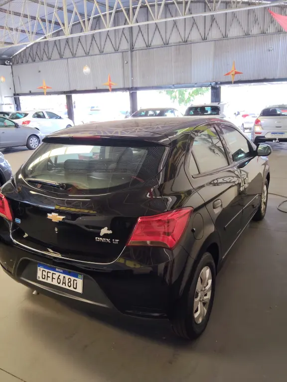 CHEVROLET Onix Hatch - Foto