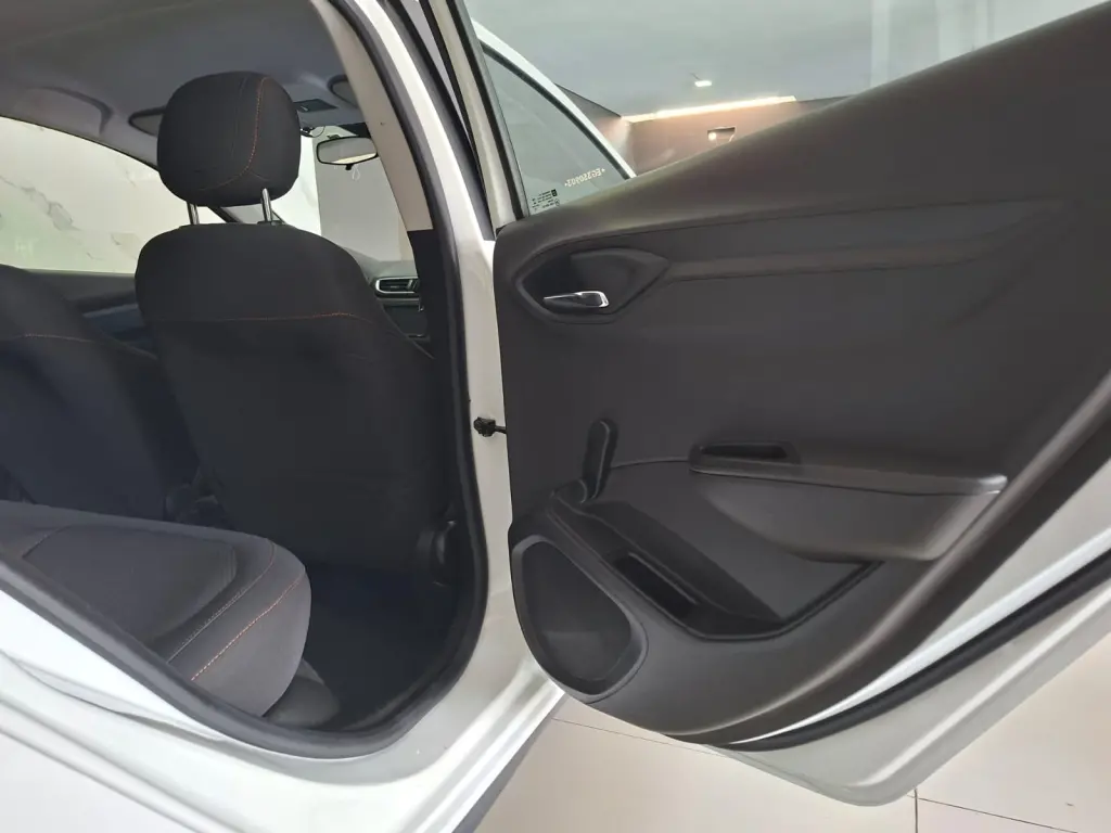 CHEVROLET Onix Hatch - Foto