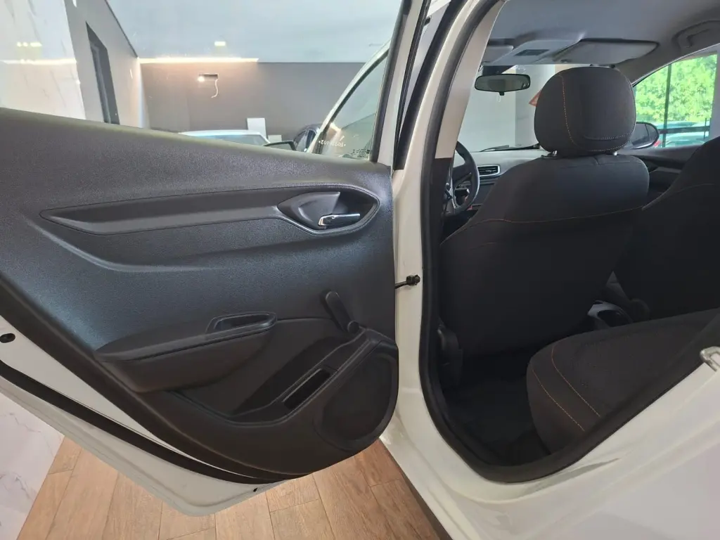 CHEVROLET Onix Hatch - Foto