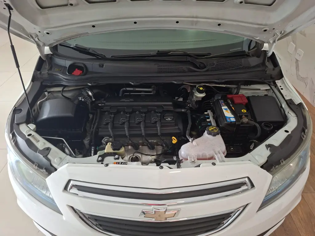 CHEVROLET Onix Hatch - Foto