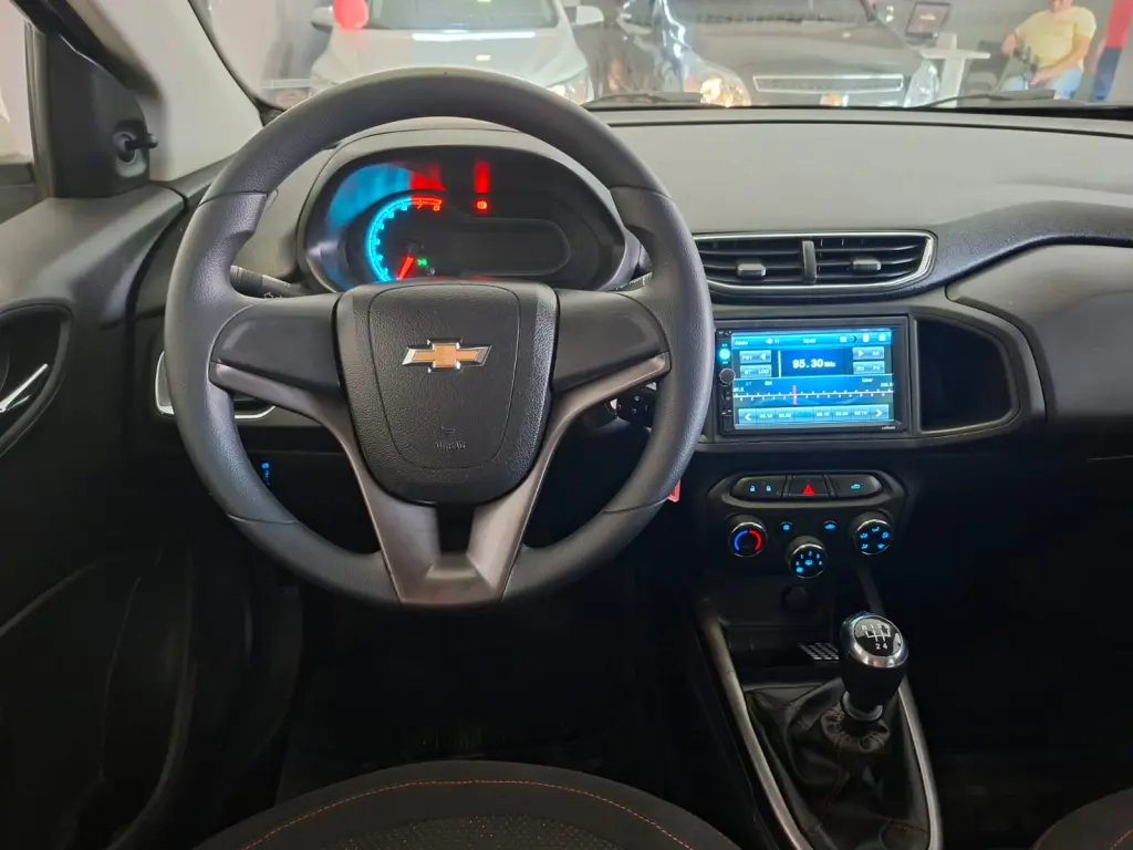 CHEVROLET Onix Hatch - Foto