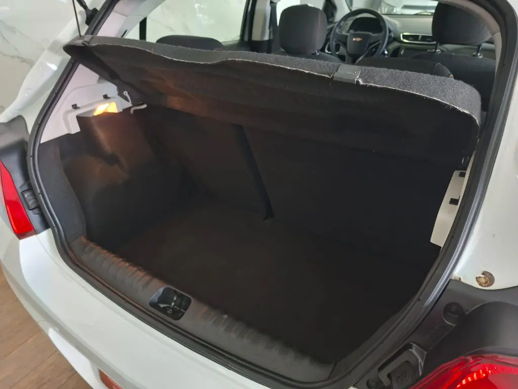 CHEVROLET Onix Hatch - Foto