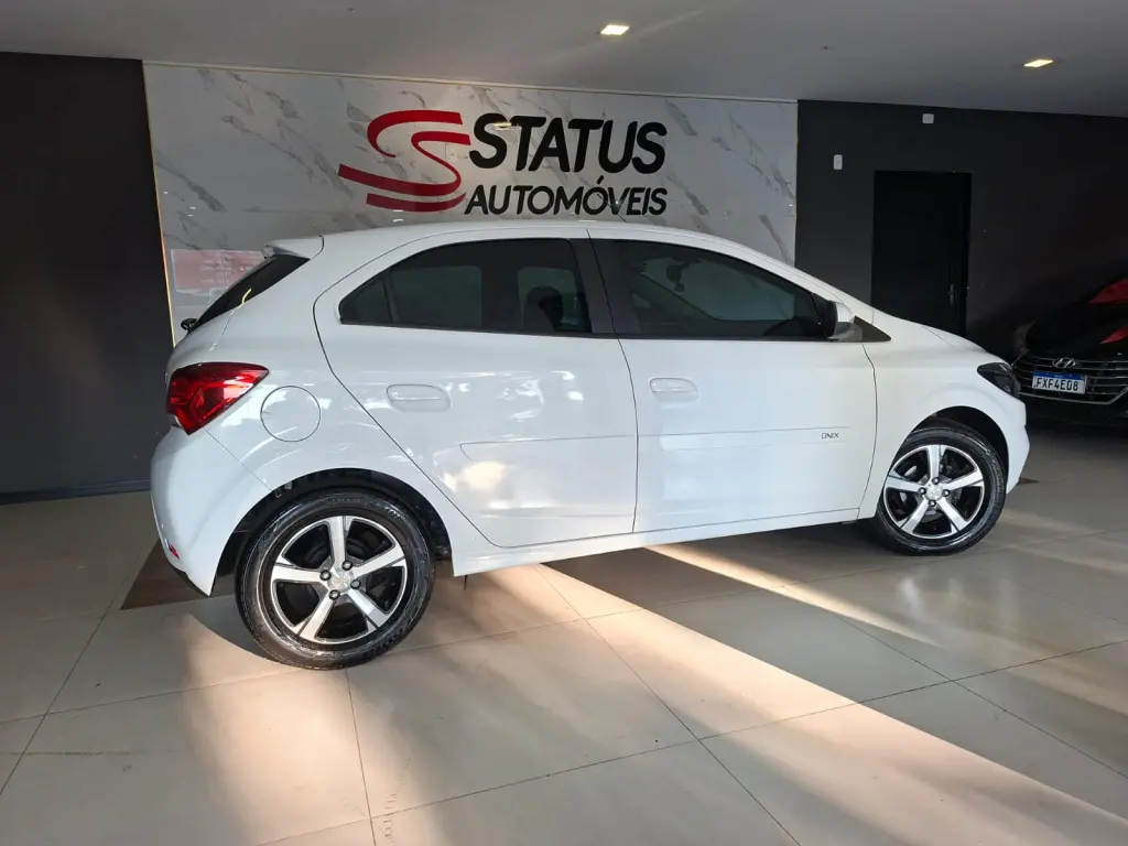 CHEVROLET Onix Hatch - Foto