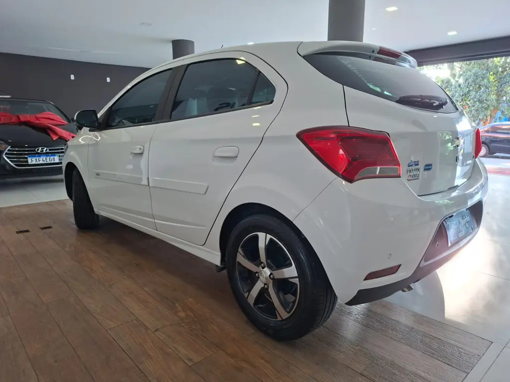 CHEVROLET Onix Hatch - Foto