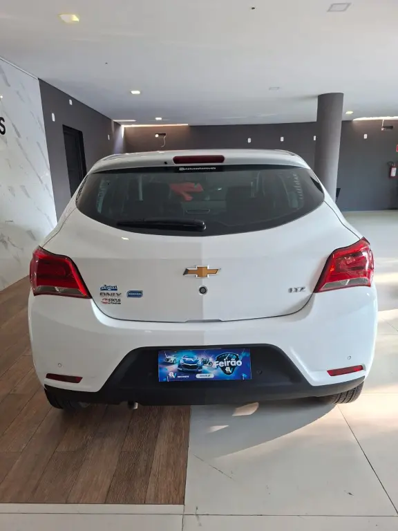 CHEVROLET Onix Hatch - Foto