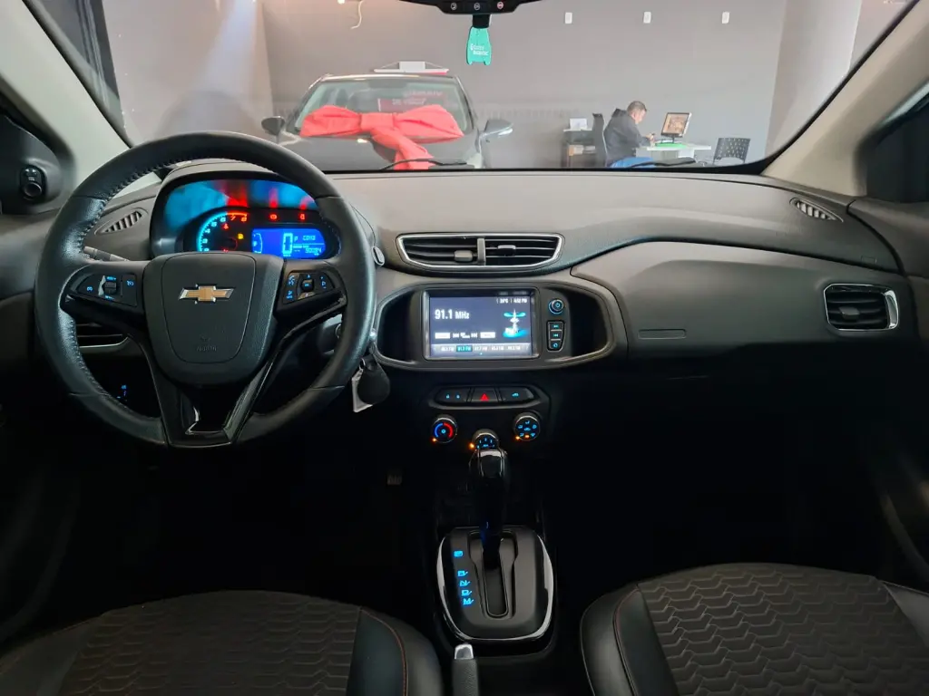 CHEVROLET Onix Hatch - Foto