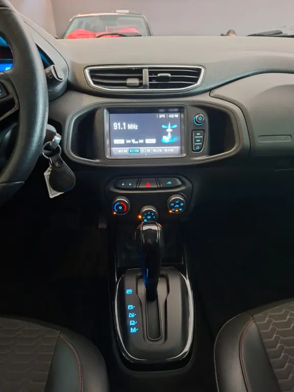 CHEVROLET Onix Hatch - Foto