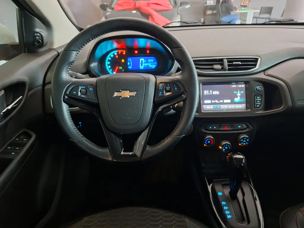 CHEVROLET Onix Hatch - Foto