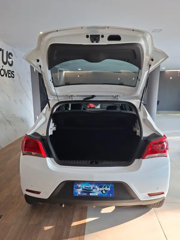 CHEVROLET Onix Hatch - Foto