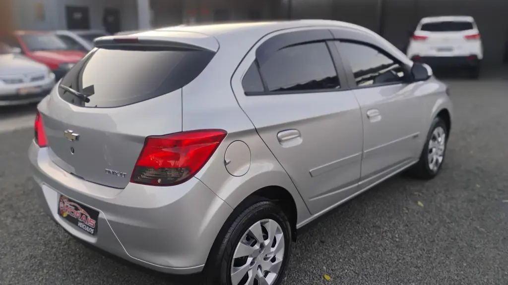 CHEVROLET Onix Hatch - Foto