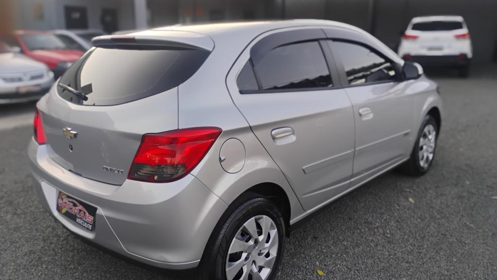 CHEVROLET Onix Hatch - Foto