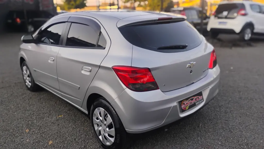 CHEVROLET Onix Hatch - Foto