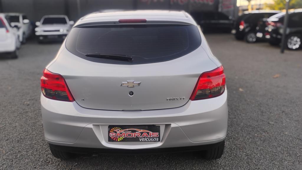 CHEVROLET Onix Hatch - Foto