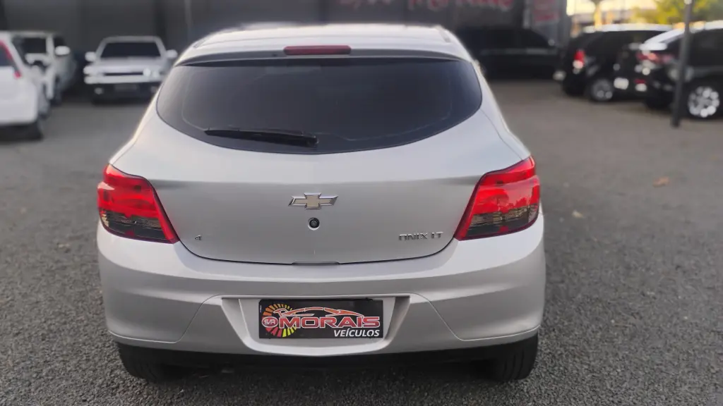 CHEVROLET Onix Hatch - Foto