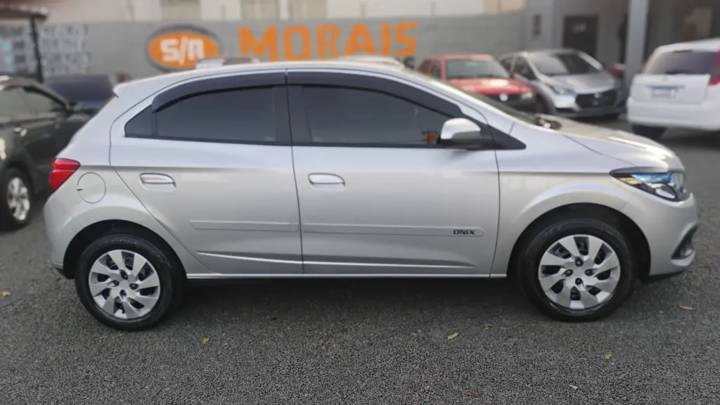 CHEVROLET Onix Hatch - Foto