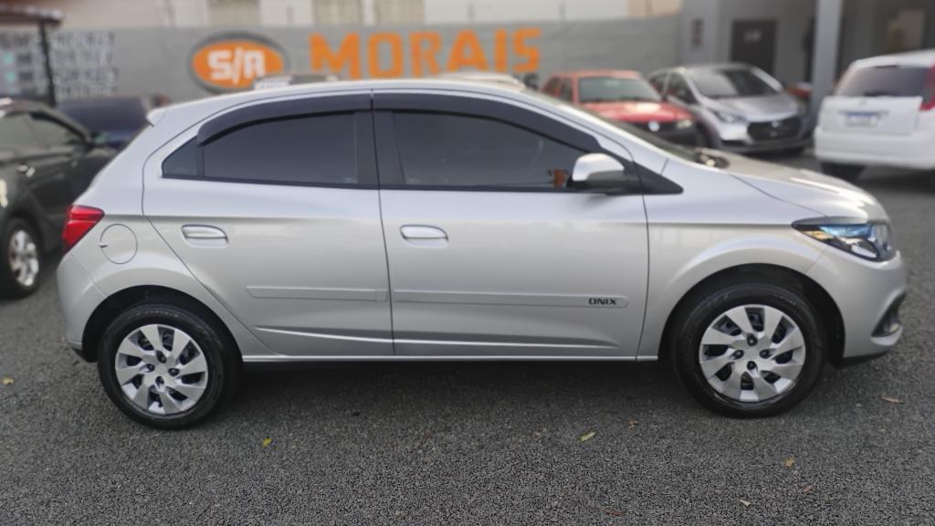CHEVROLET Onix Hatch - Foto