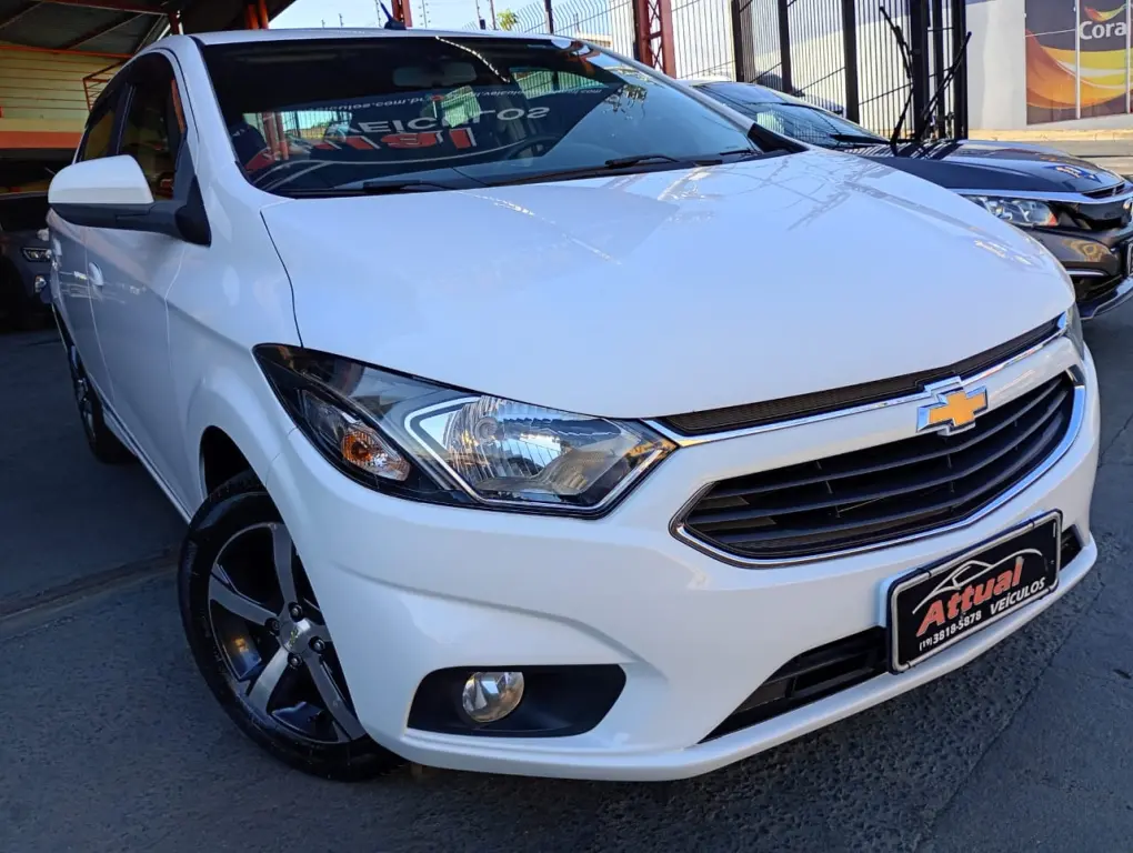 CHEVROLET Onix Hatch - Foto