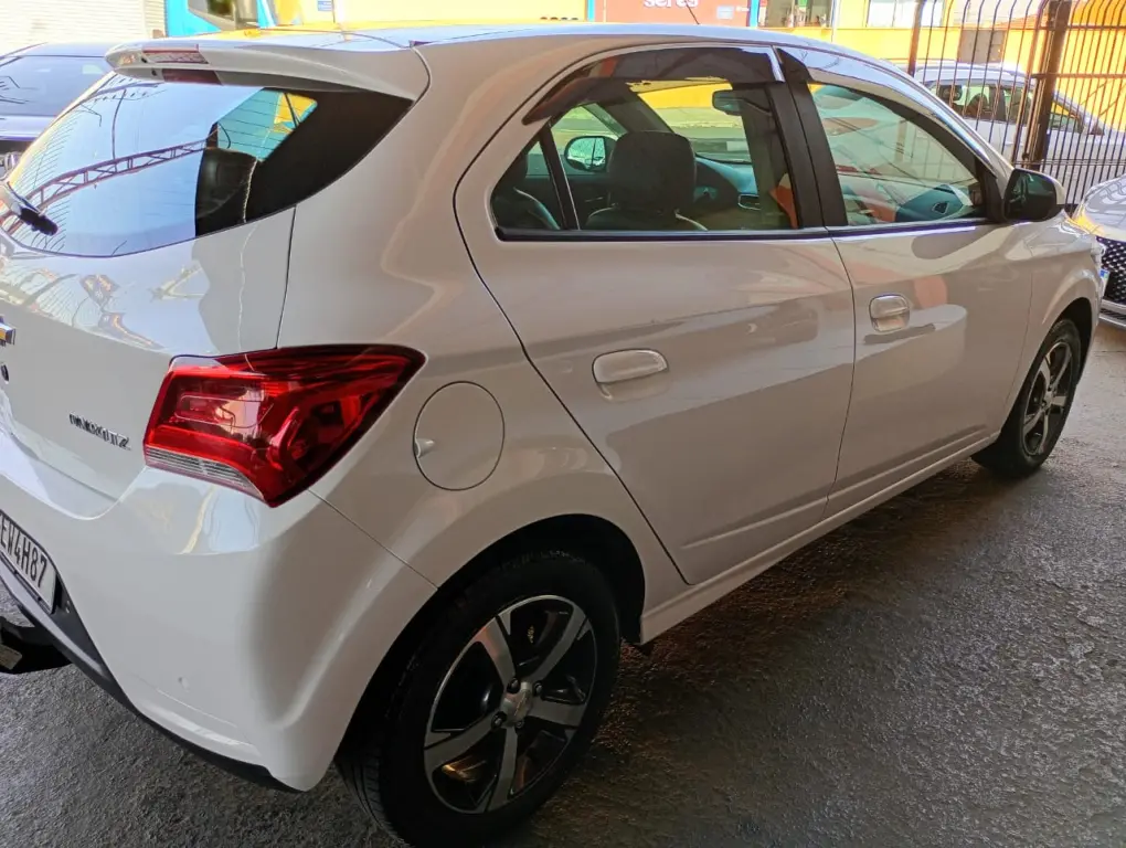 CHEVROLET Onix Hatch - Foto