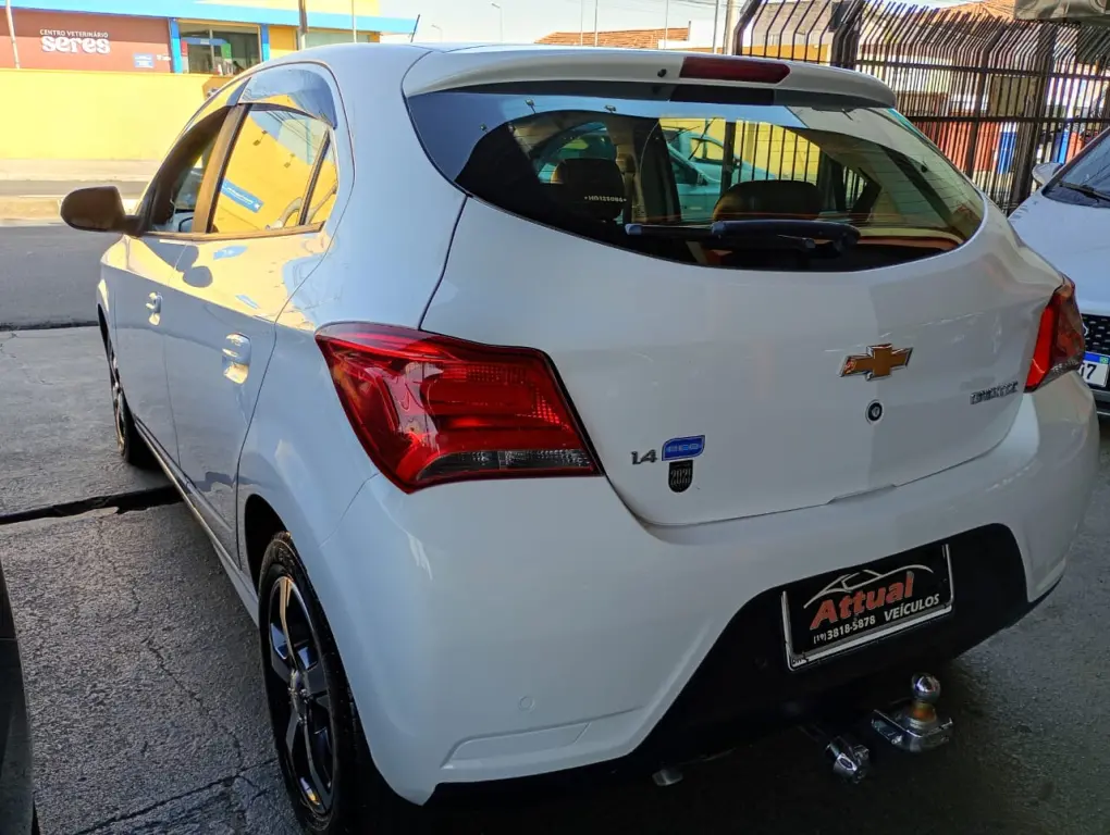 CHEVROLET Onix Hatch - Foto