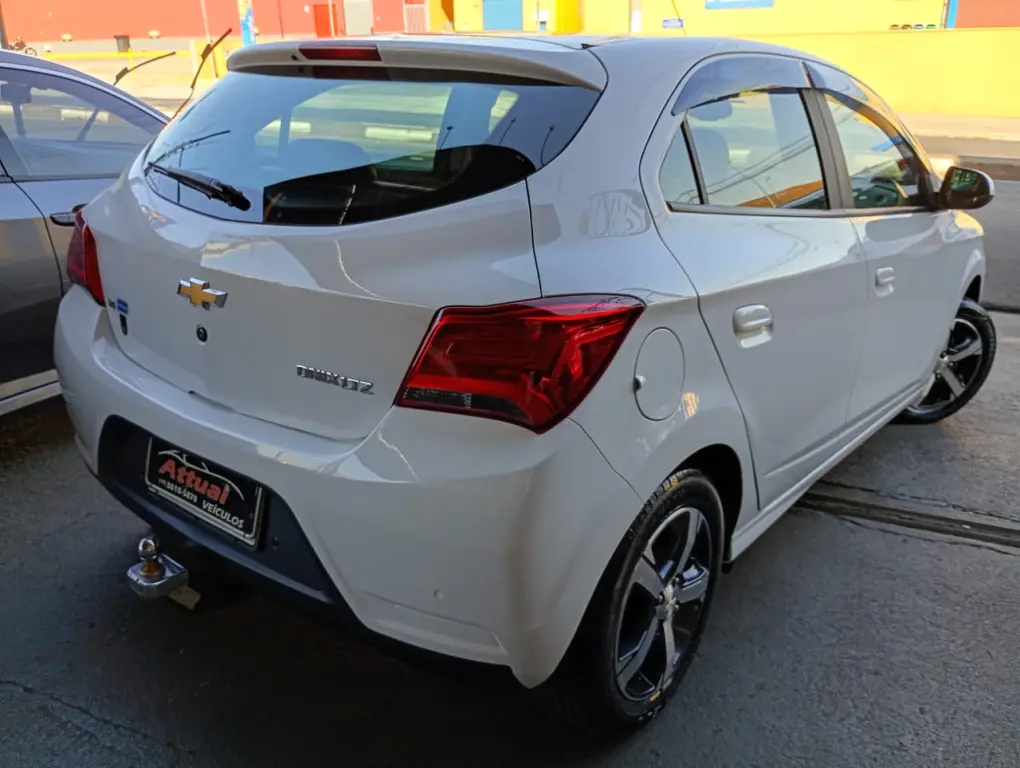 CHEVROLET Onix Hatch - Foto