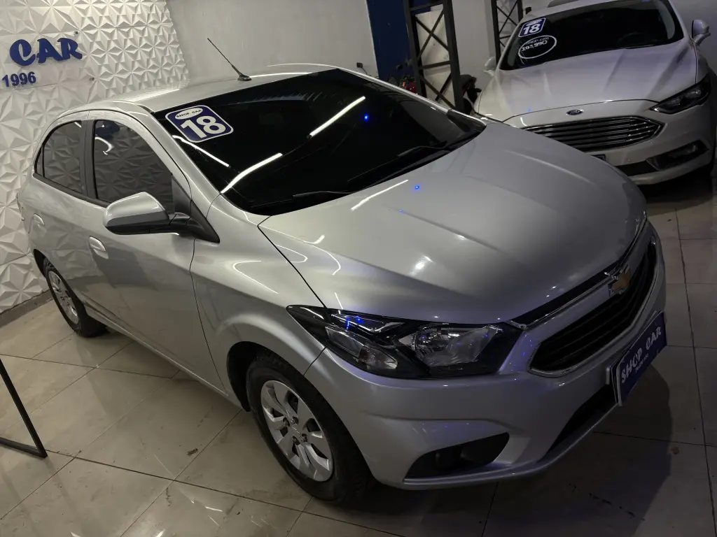 CHEVROLET Onix Hatch - Foto