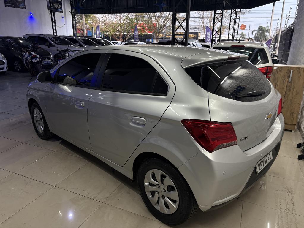 CHEVROLET Onix Hatch - Foto
