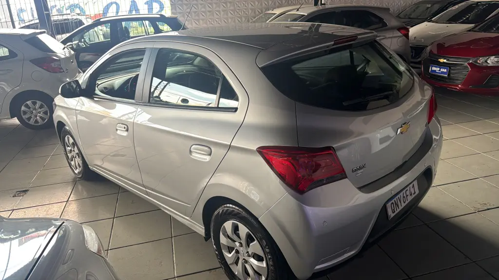 CHEVROLET Onix Hatch - Foto