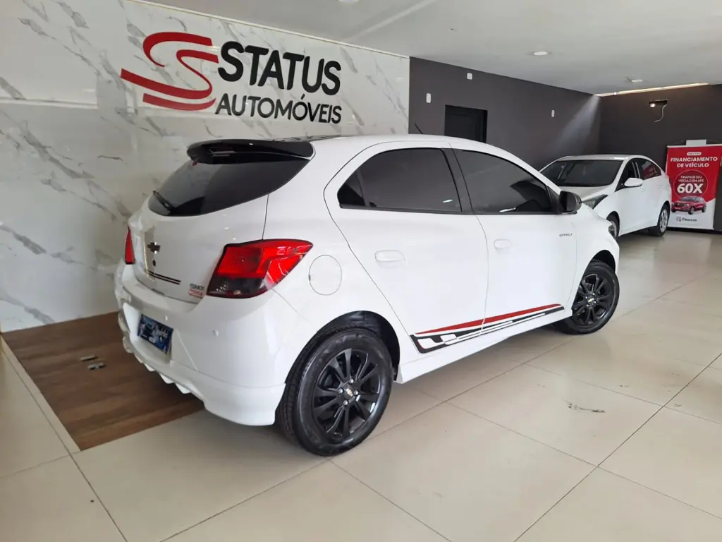 CHEVROLET Onix Hatch - Foto