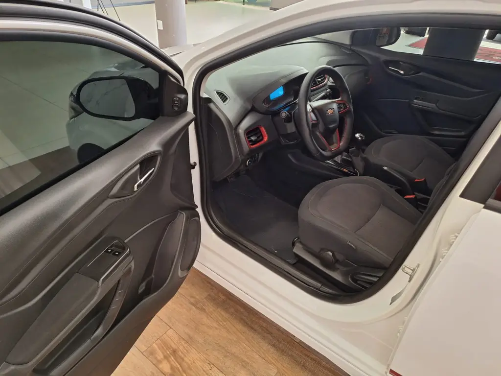 CHEVROLET Onix Hatch - Foto