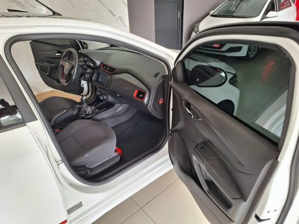 CHEVROLET Onix Hatch - Foto