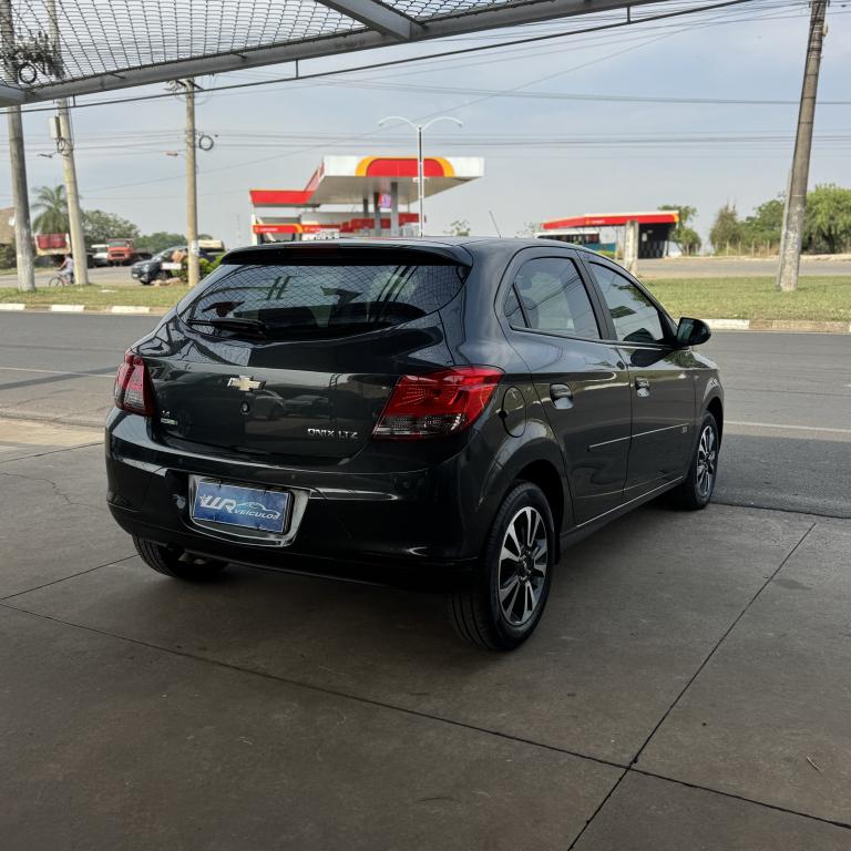 CHEVROLET Onix Hatch - Foto