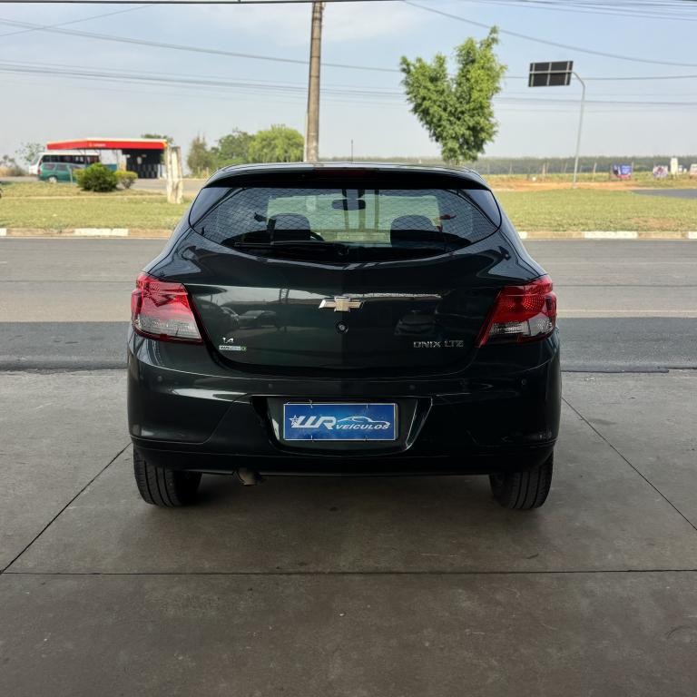 CHEVROLET Onix Hatch - Foto