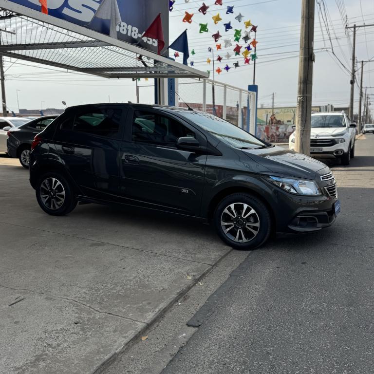 CHEVROLET Onix Hatch - Foto