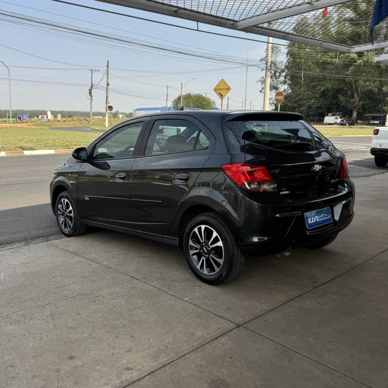 CHEVROLET Onix Hatch - Foto