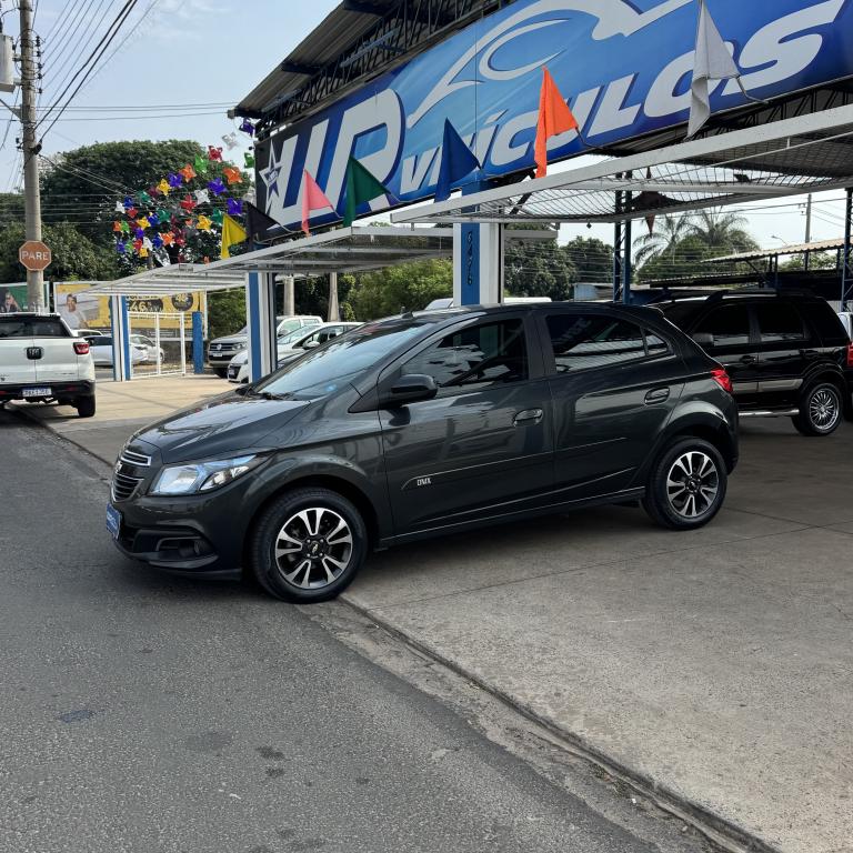 CHEVROLET Onix Hatch - Foto