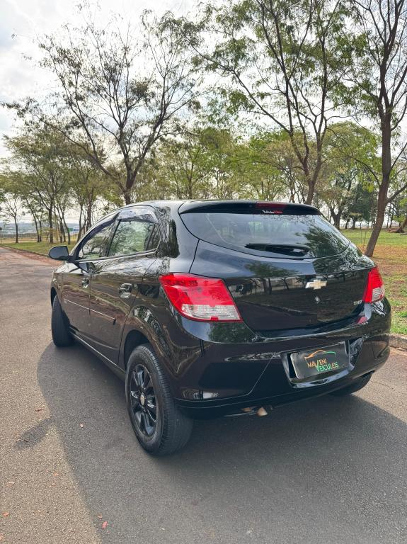 CHEVROLET Onix Hatch - Foto