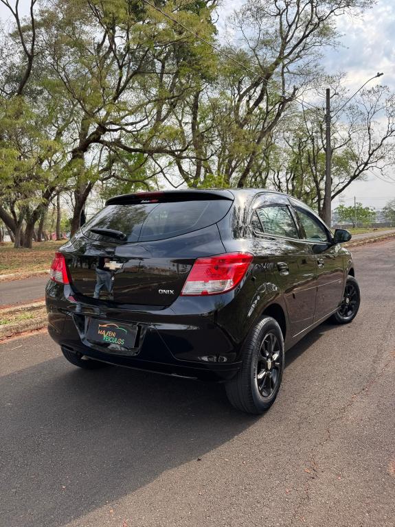 CHEVROLET Onix Hatch - Foto